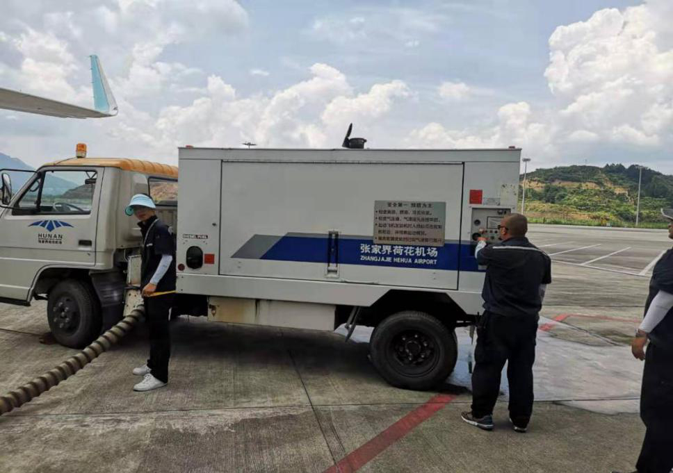 確保旅客順暢出行，機(jī)場(chǎng)一線職工高溫堅(jiān)守！