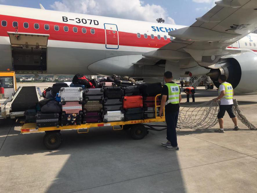 確保旅客順暢出行，機(jī)場(chǎng)一線職工高溫堅(jiān)守！