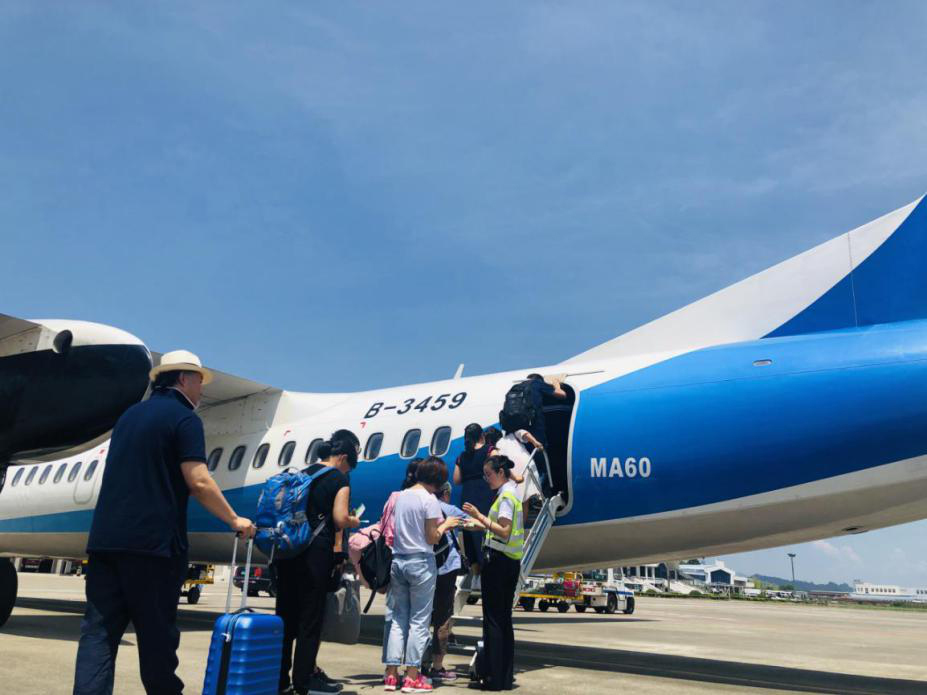 確保旅客順暢出行，機(jī)場(chǎng)一線職工高溫堅(jiān)守！