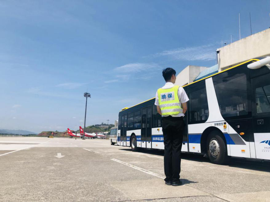 確保旅客順暢出行，機(jī)場(chǎng)一線職工高溫堅(jiān)守！