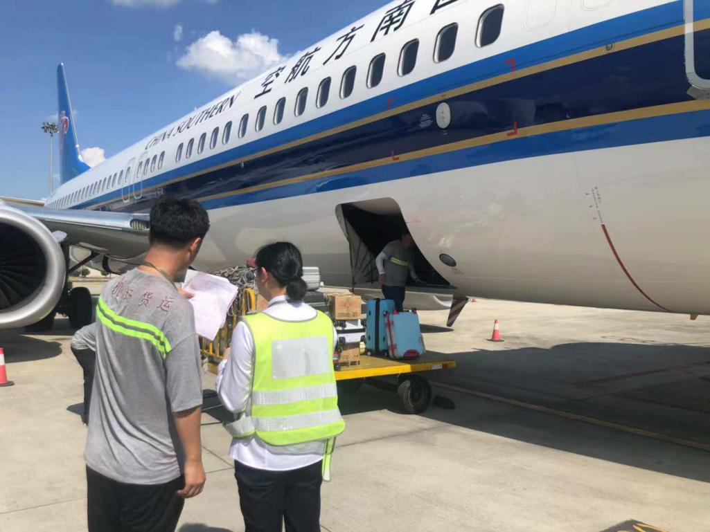 確保旅客順暢出行，機(jī)場(chǎng)一線職工高溫堅(jiān)守！