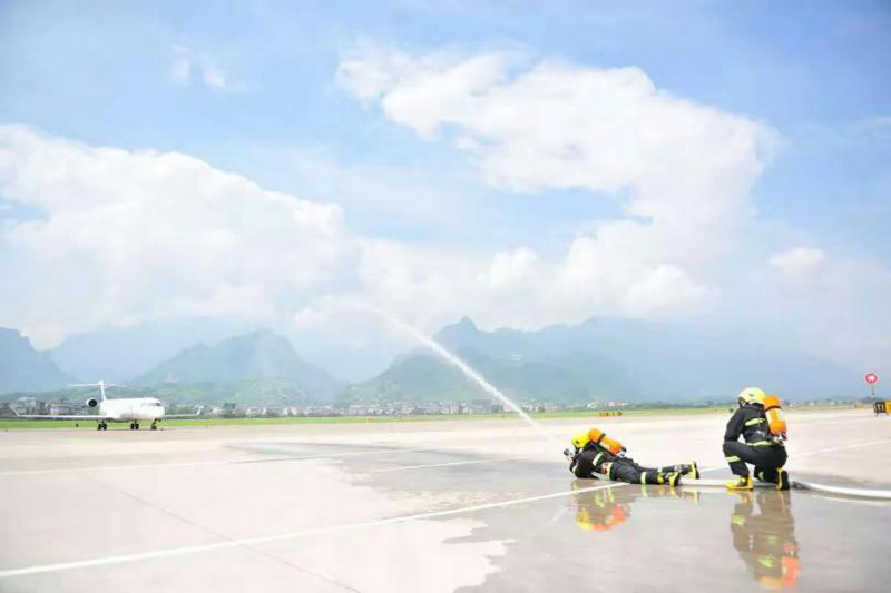 確保旅客順暢出行，機(jī)場(chǎng)一線職工高溫堅(jiān)守！
