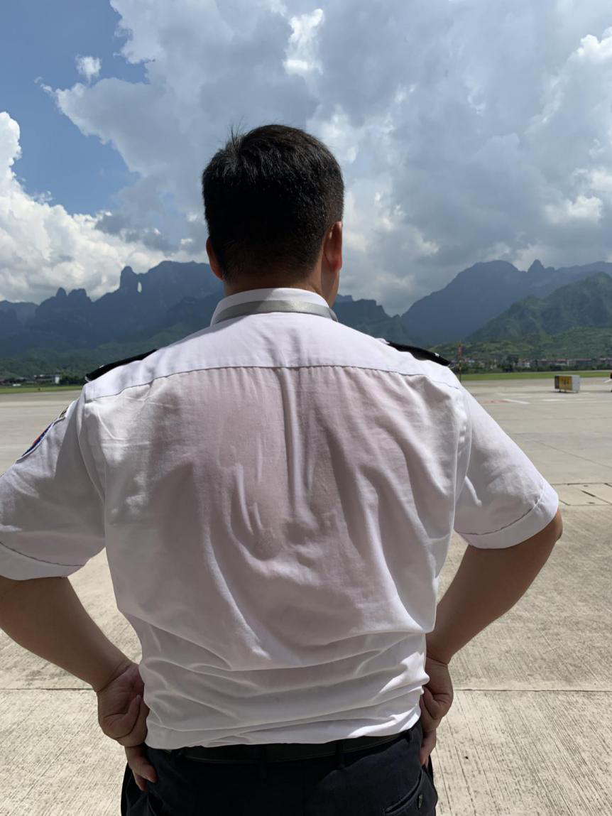 確保旅客順暢出行，機(jī)場(chǎng)一線職工高溫堅(jiān)守！