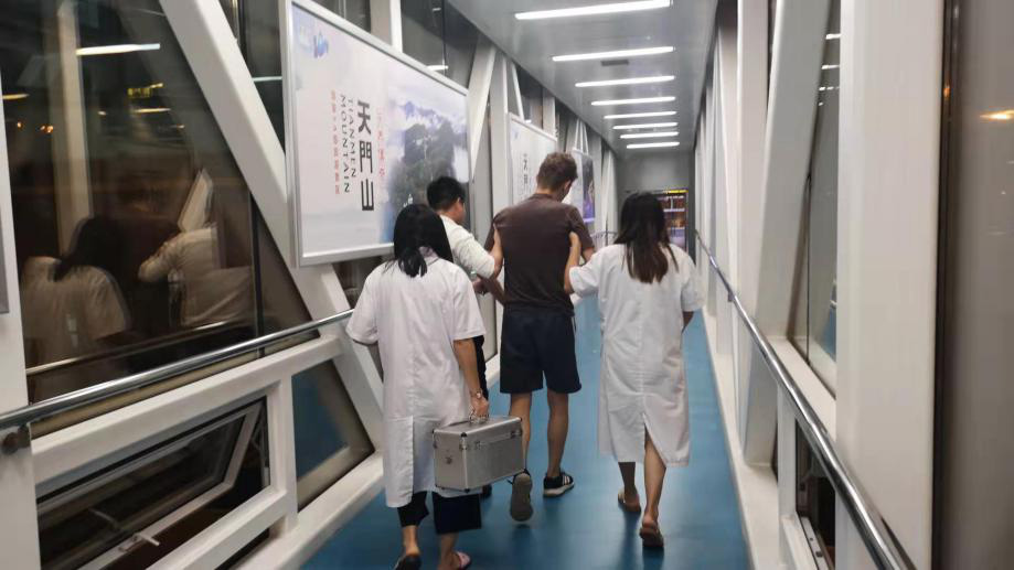 暖心！外籍小伙忽感不適癱坐廊橋，張家界機(jī)場(chǎng)緊急救護(hù)